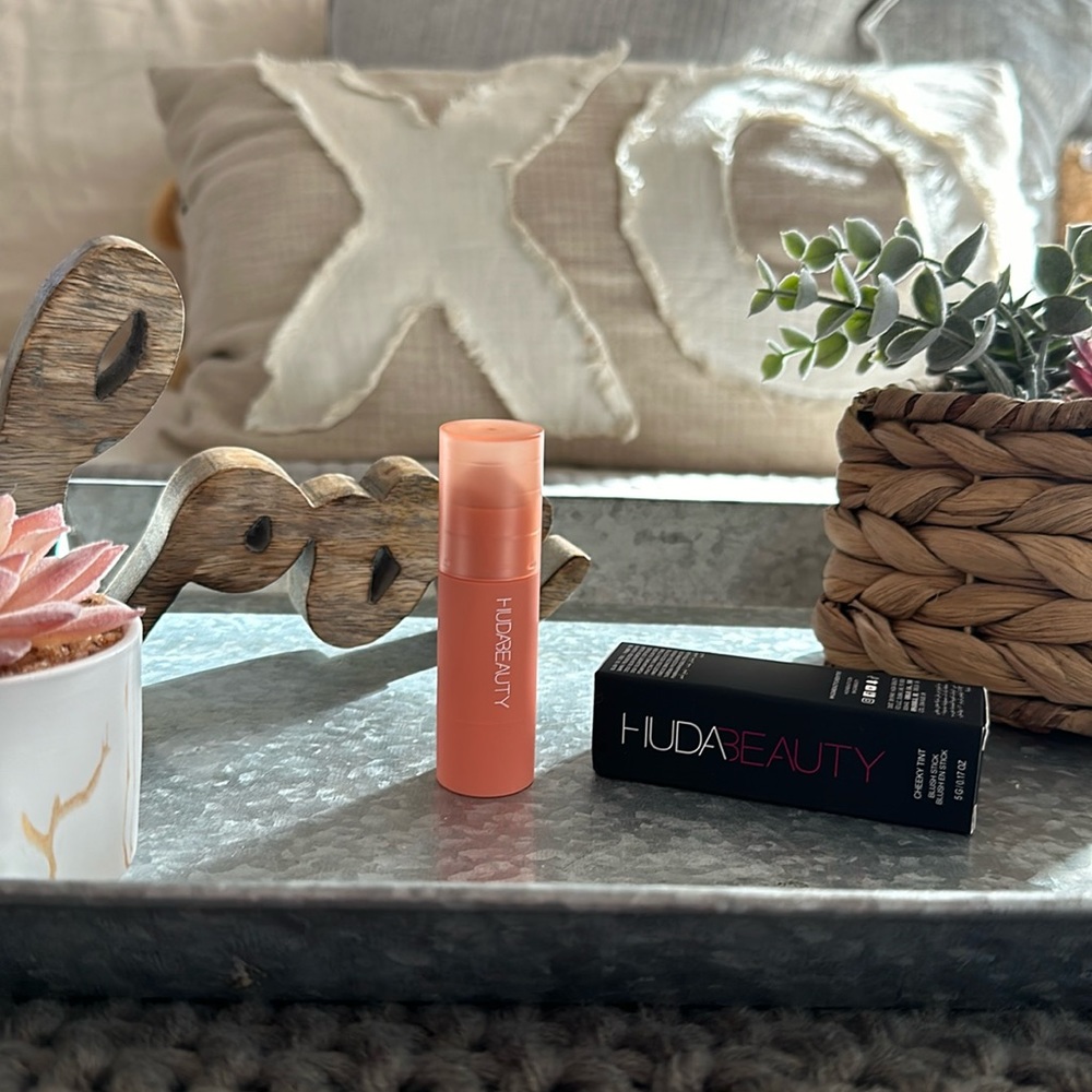 BNIB HUDA BEAUTY Cheek Tint